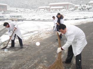 组织清扫积雪